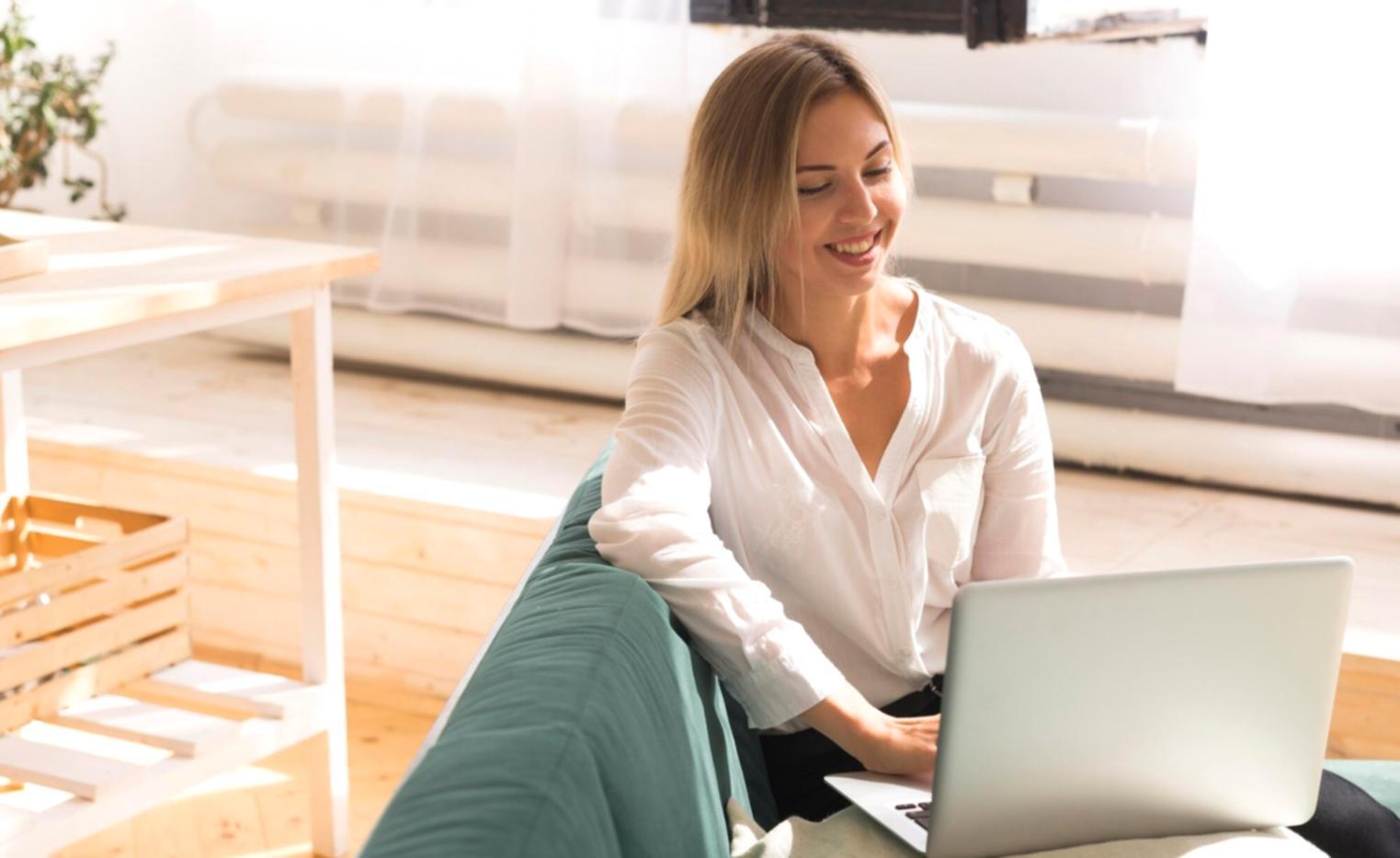 Espace de travail moderne avec outils d'analyse financière