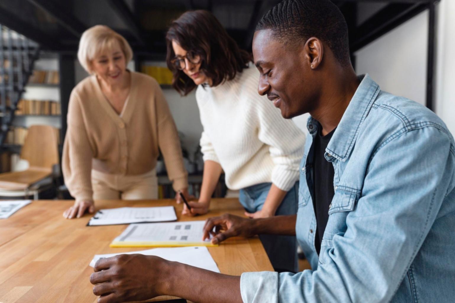 Analyste financier travaillant sur des projections