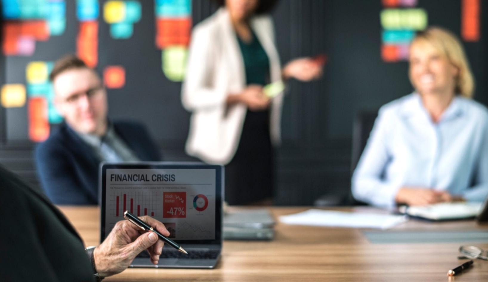 Étudiants internationaux travaillant ensemble sur des modèles financiers dans une salle de formation moderne