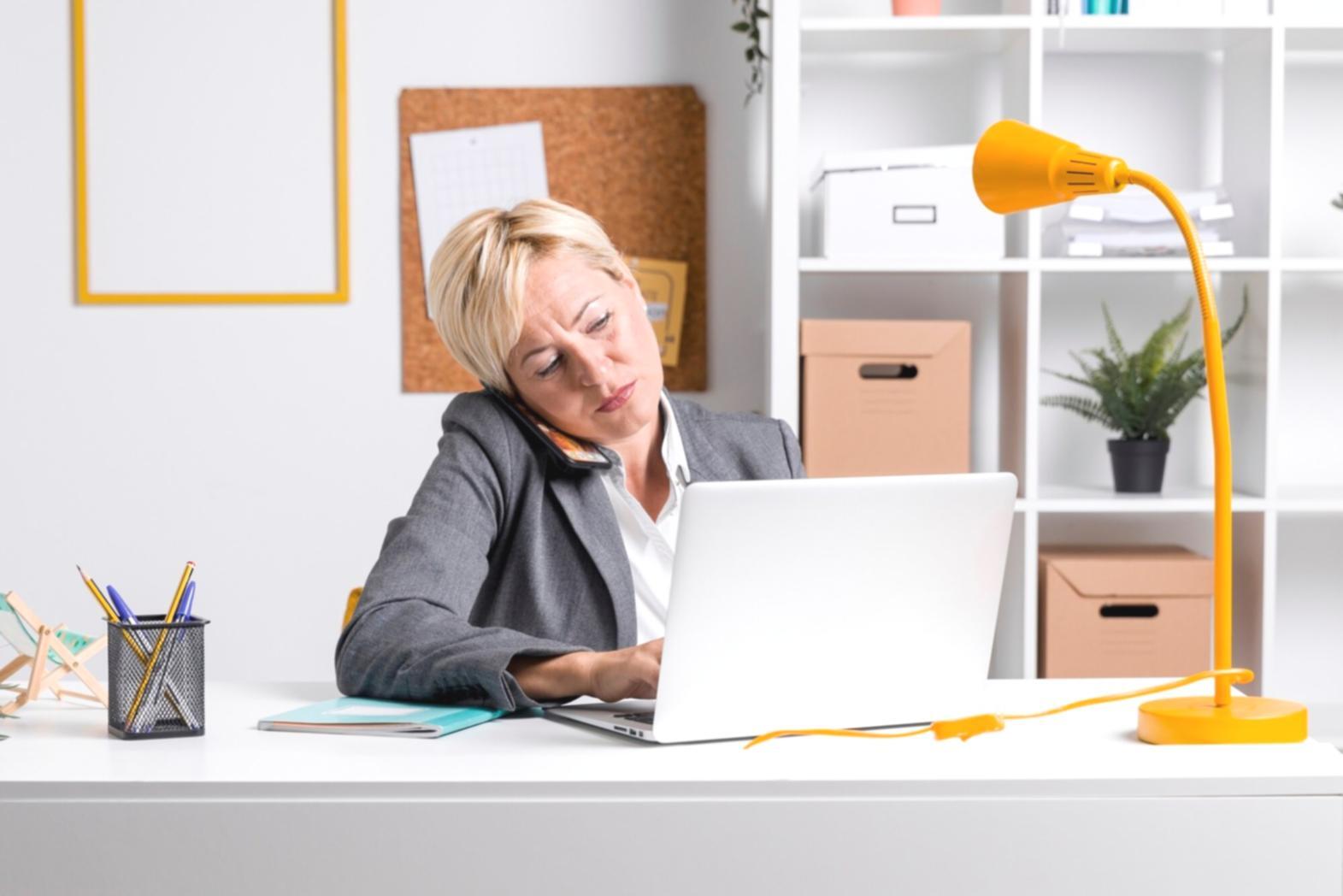 Analyste travaillant sur des modèles financiers complexes